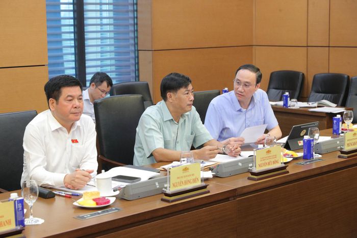 Phó Chủ tịch Quốc hội Nguyễn Hồng Diên, Chủ nhiệm Ủy ban Công tác đại biểu Nguyễn Hữu Đông và Phó Bí thư chuyên trách Đảng ủy Quốc hội Phùng Khánh Tài dự cuộc họp
