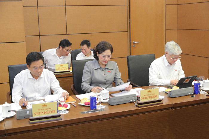 Phó Chủ tịch Thường trực Quốc hội Đỗ Văn Chiến, Phó Chủ tịch Quốc hội Nguyễn Thị Hồng và Phó Chủ tịch Quốc hội, Thượng tướng Nguyễn Doãn Anh dự cuộc họp