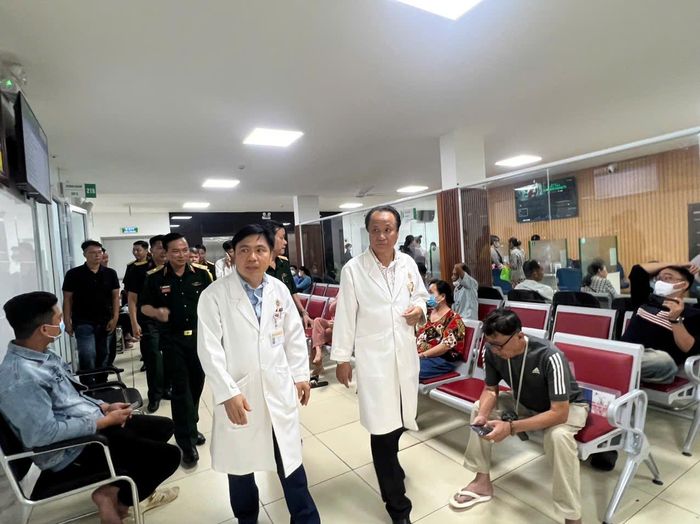 Lãnh đạo bệnh viện tham quan- kiểm tra khu khám BHYT