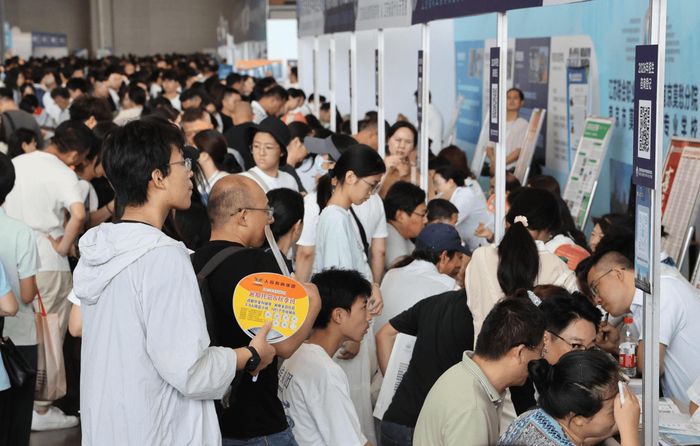 Phụ huynh và học sinh Trung Quốc tại hội chợ tuyển sinh đại học ở Nam Kinh, ngày 28/6. Ảnh: VCG