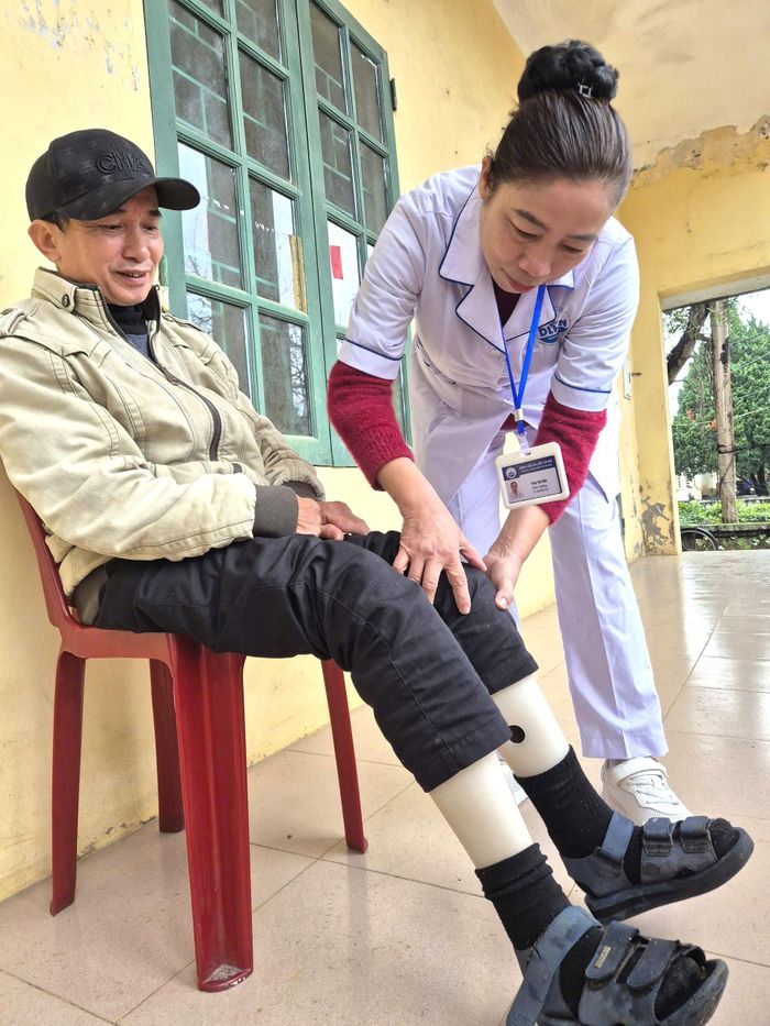 Bệnh nhân Đặng ĐÌnh Úy trên đôi chân mới