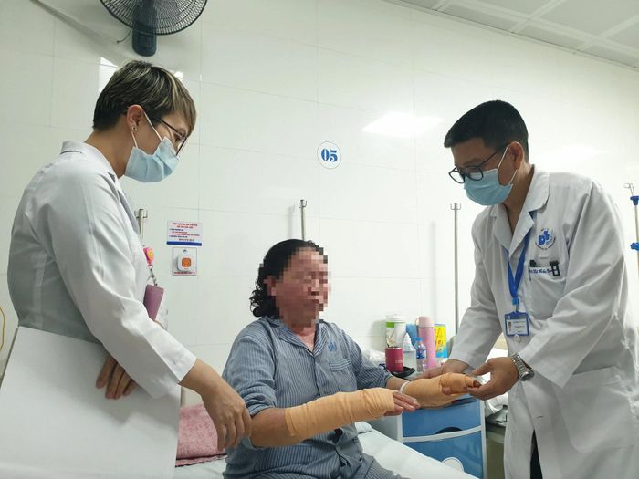Bác sĩ thăm khám cho bệnh nhân sau phẫu thuật