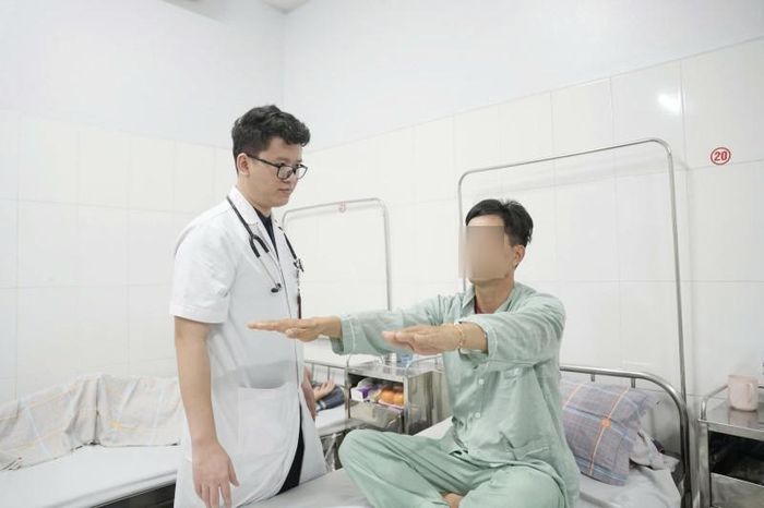 Bác sĩ thăm khám, đánh giá tình trạng hồi phục của bệnh nhân sau can thiệp. Ảnh: BVCC