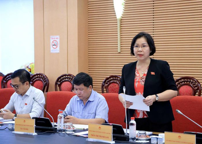 Phó Chủ nhiệm Ủy ban Văn hóa và Xã hội Trần Thị Thanh Lam trình bày tóm tắt ý kiến thẩm tra dự án Pháp lệnh sửa đổi, bổ sung một số điều của Pháp lệnh ưu đãi người có công với cách mạng. Ảnh: Tuấn Anh