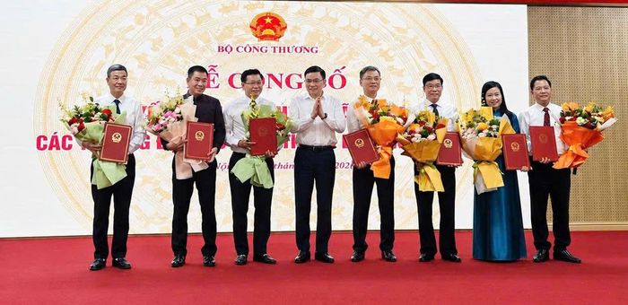 PGS.TS Đinh Văn Châu - Hiệu trưởng Trường Đại học Điện Lực (thứ 3 từ trái sang) nhận quyết định bổ nhiệm