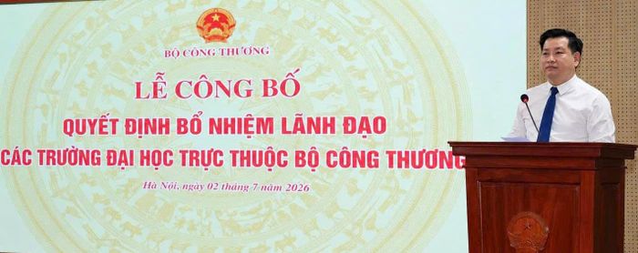 PGS.TS Đinh Văn Châu - Hiệu trưởng Trường Đại học Điện Lực phát biểu nhận nhiệm vụ