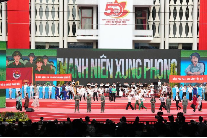 Chương trình nghệ thuật đặc biệt kỷ niệm 50 năm Ngày thành phố Sài Gòn - Gia Định vinh dự mang tên Chủ tịch Hồ Chí Minh. Ảnh: Thạc Hiếu