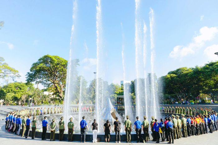 Các đại biểu thế hệ trẻ TP. Hồ Chí Minh tại Tượng đài Giọt nước - Công viên số 1 Lý Thái Tổ