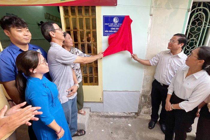 Lãnh đạo phường Đông Hưng Thuận bàn giao nhà tình nghĩa cho gia đình thân nhân liệt sĩ
