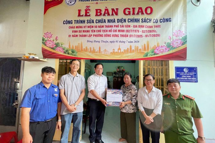 Lãnh đạo phường Đông Hưng Thuận trao quà cho gia đình thân nhân liệt sĩ