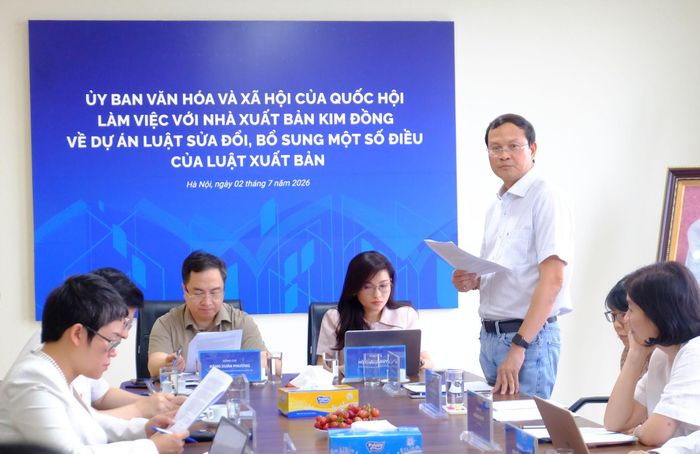 Giám đốc Nhà xuất bản Kim Đồng Bùi Tuấn Nghĩa trình bày báo cáo