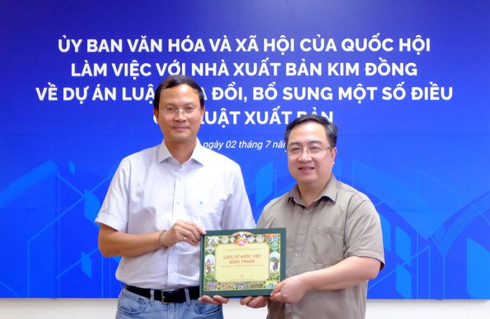 Lãnh đạo Nhà xuất bản Kim Đồng tặng sách Phó Chủ nhiệm Ủy ban Văn hóa và Xã hội Đặng Xuân Phương