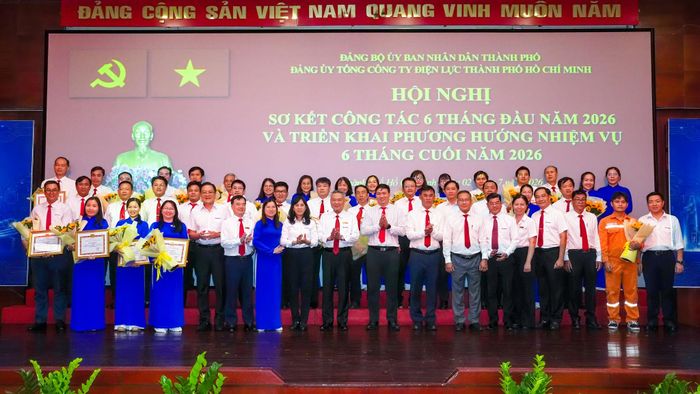 Các tập thể, cá nhân được khen thưởng chụp ảnh lưu niệm cùng với lãnh đạo Đảng ủy UBND TP. Hồ Chí Minh và EVNHCMC