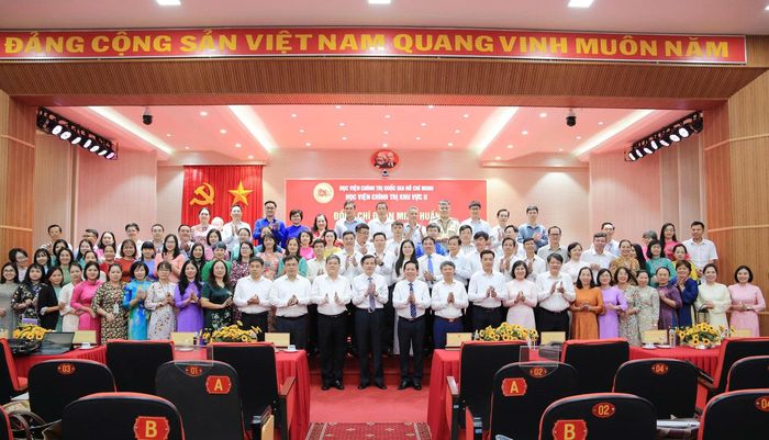 PGS, TS. Đoàn Minh Huấn Ủy viên Bộ Chính trị, Bí thư Đảng ủy, Giám đốc Học viện Chính trị quốc gia Hồ Chí Minh chụp hình lưu niệm cùng tập thể cán bộ, giảng viên Học viện Chính trị khu vực II