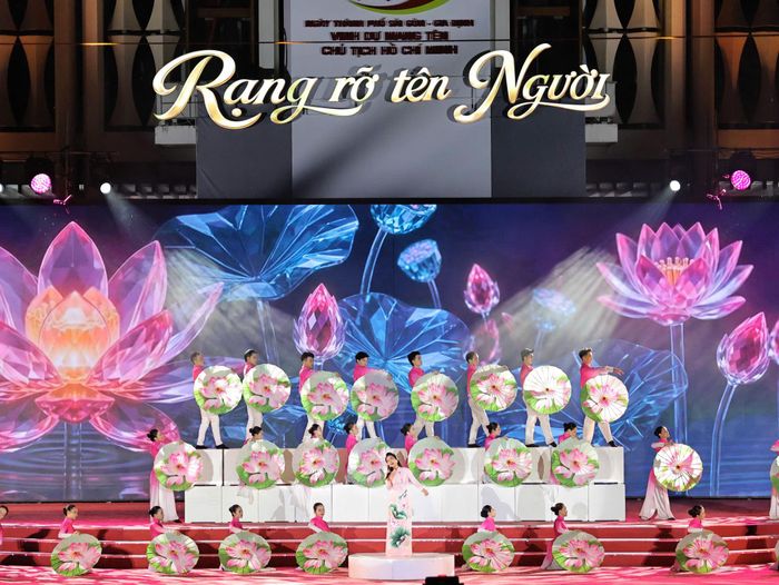 Tiết mục tại chương trình nghệ thuật - chính luận "Rạng rỡ tên Người", lấy cảm hứng từ hình tượng dấu chân của Chủ tịch Hồ Chí Minh