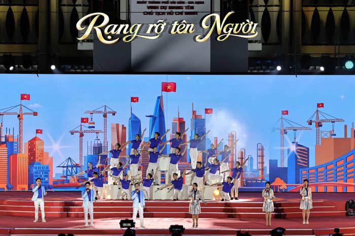 Một tiết mục trong chương trình "Rạng rỡ tên Người", tái hiện chặng đường 50 năm TP. Hồ Chí Minh mang tên Chủ tịch Hồ Chí Minh