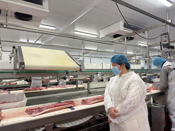 Chủ tịch Cao Xuân Thu Vân khảo sát dây chuyền chế biến