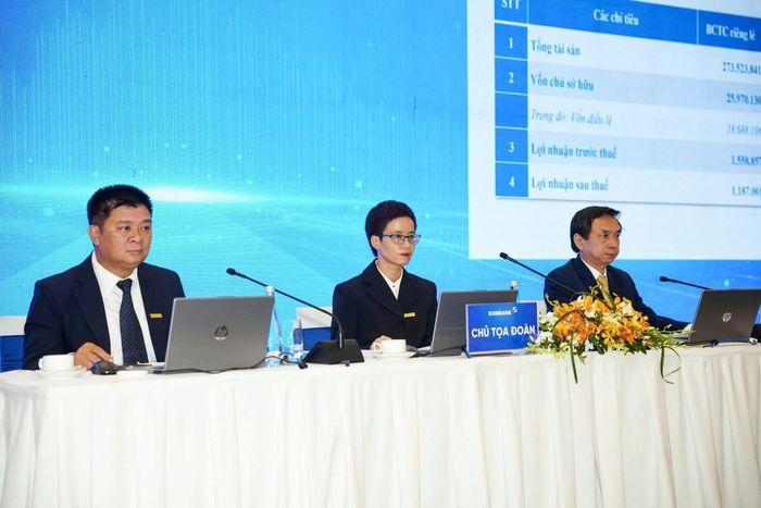 Ông Trần Tấn Lộc (ngoài cùng bên phải) cùng Chủ tịch HĐQT Phạm Thị Huyền Trang (giữa) và Thành viên HĐQT Phạm Tuấn Anh chủ trì ĐHĐCĐ thường niên vào tháng 4/2026 của Eximbank. Ảnh: EIB