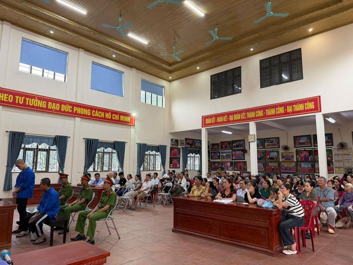 Đông đảo người dân tham dự phiên tòa xét xử lưu động