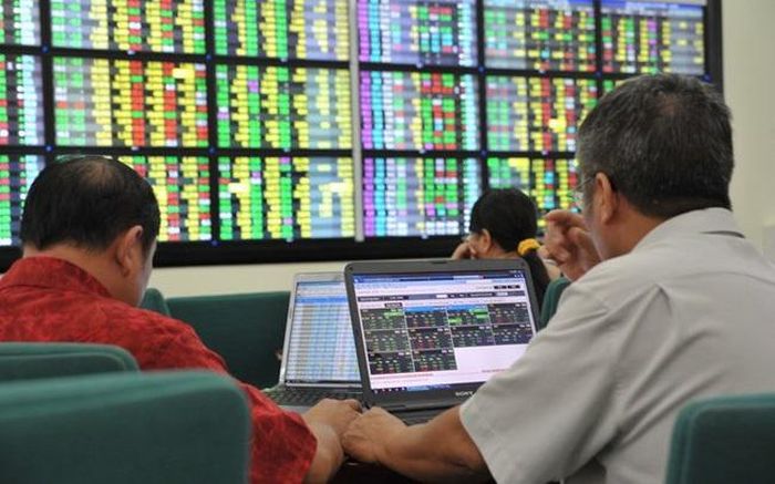 Nhà đầu tư theo dõi diễn biến thị trường khi VN-Index giằng co quanh tham chiếu, trong khi dòng tiền tập trung mạnh vào nhóm cổ phiếu chứng khoán