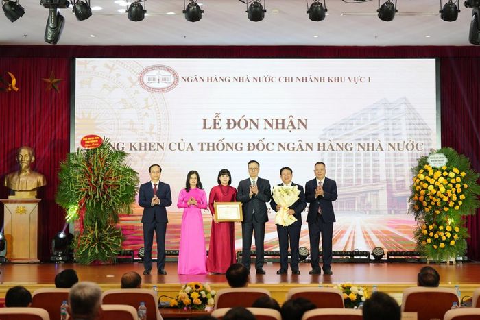 Phó Thống đốc NHNN Phạm Quang Dũng trao Bằng khen của Thống đốc NHNN cho tập thể NHNN Chi nhánh Khu vực 1 đã có thành tích xuất sắc trong phong trào thi đua hoạt động của cụm khối thi đua năm 2025