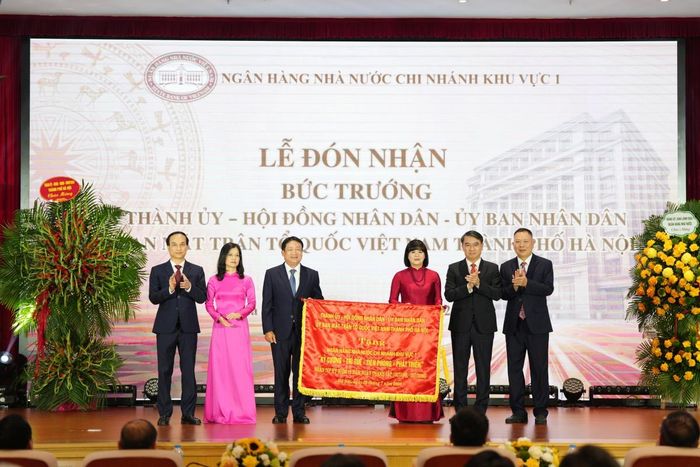 Thành ủy - Hội đồng Nhân dân - Ủy ban Nhân dân – Ủy ban Mặt trận Tổ quốc Việt Nam TP. Hà Nội trao tặng Bức trướng cho NHNN Khu vực 1 nhân Kỷ niệm 75 năm thành lập