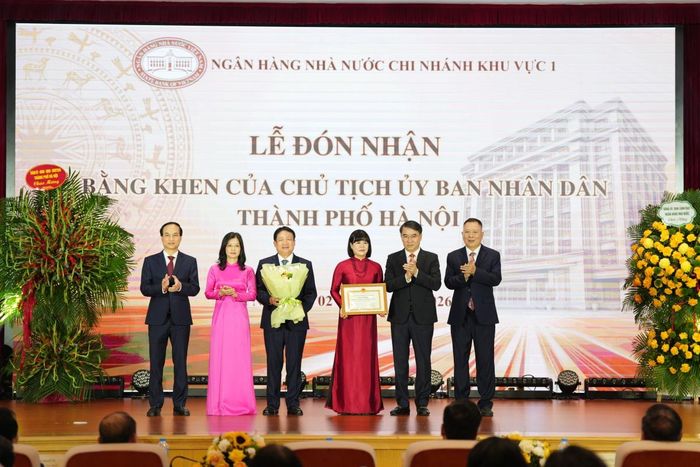 Đồng chí Nguyễn Xuân Lưu - Ủy viên Ban Thường vụ Thành ủy, Phó Chủ tịch Ủy ban nhân dân TP. Hà Nội thay mặt Chủ tịch Ủy ban nhân dân thành phố Hà Nội trao tặng Bằng khen và tặng hoa cho NHNN Khu vực 1 đã có thành tích xuất sắc trong phong trào thi đua năm 2025