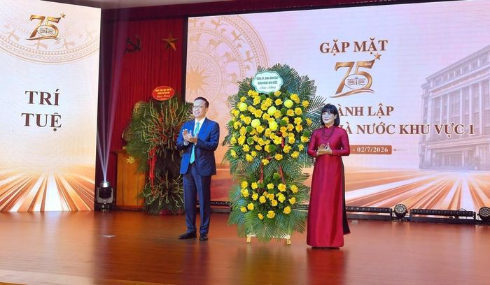Thay mặt Ban Thường vụ Đảng ủy, Ban lãnh đạo NHNN, Phó Thống đốc Phạm Quang Dũng tặng hoa chúc mừng
