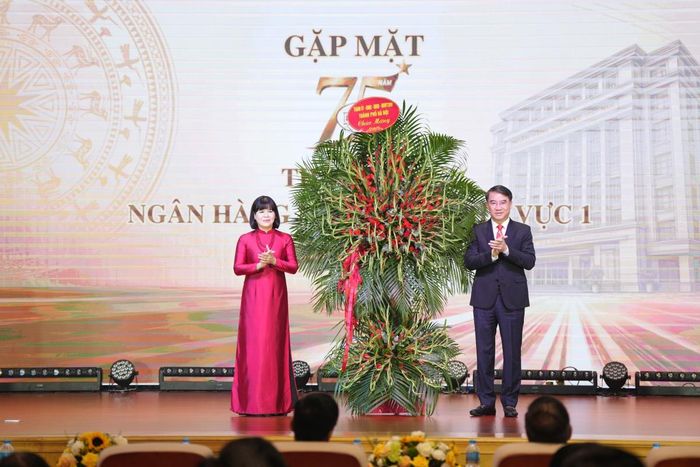 Đồng chí Nguyễn Xuân Lưu, Phó Chủ tịch UBND thành phố Hà Nội tặng hoa mừng Lễ kỷ niệm