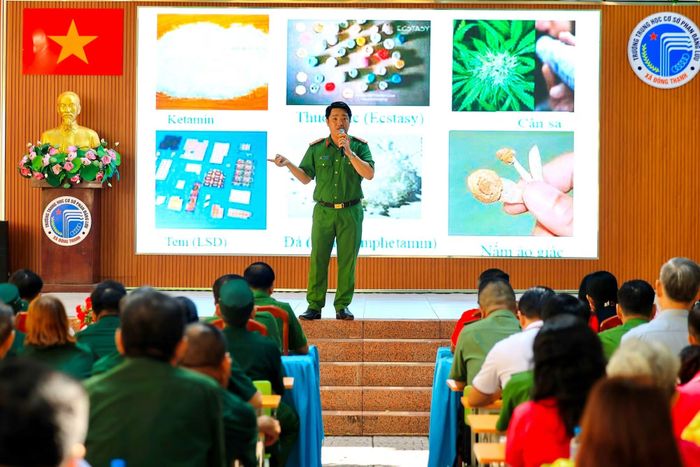  Đại úy Phan Đình Linh trong một chương trình tuyên truyền về nhận biết về sự nguy hiểm của các loại ma túy. 