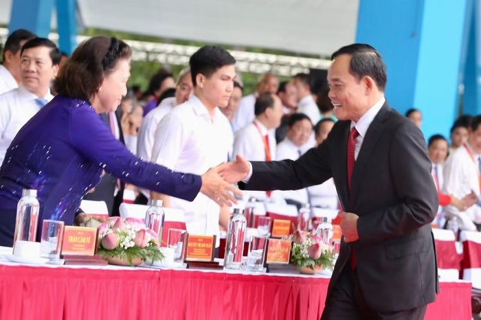 Bí thư Thành ủy TP Hồ Chí Minh Trần Lưu Quang cùng các đại biểu.