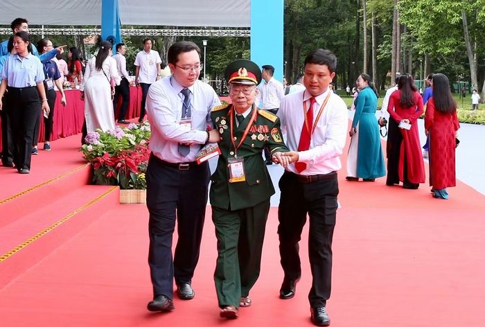 Các đại biểu đến tham dự lễ.