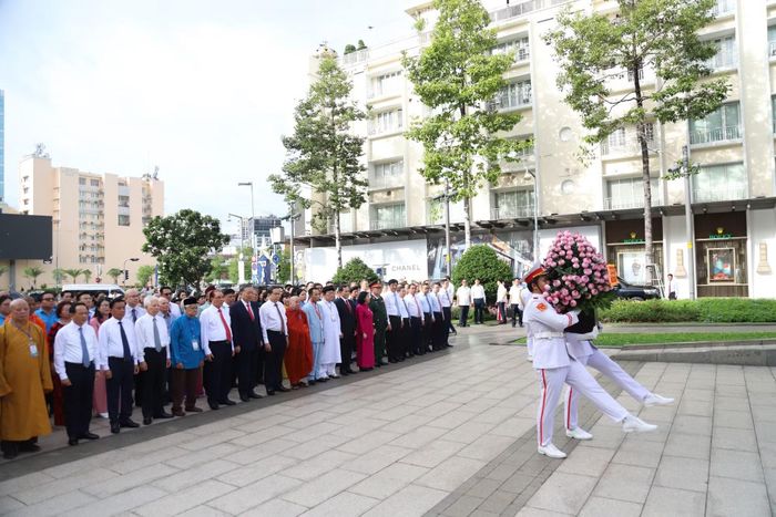 Tổng Bí thư, Chủ tịch nước Tô Lâm cùng đoàn đại biểu Lãnh đạo Đảng, Nhà nước, Ủy ban Trung ương Mặt trận Tổ quốc Việt Nam, cùng lãnh đạo TP Hồ Chí Minh dâng hoa tưởng nhớ Chủ tịch Hồ Chí Minh.