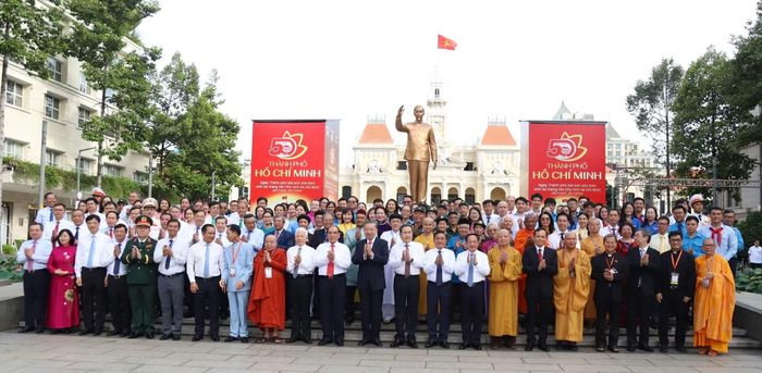 Tổng Bí thư, Chủ tịch nước Tô Lâm cùng các đại biểu chụp hình lưu niệm.