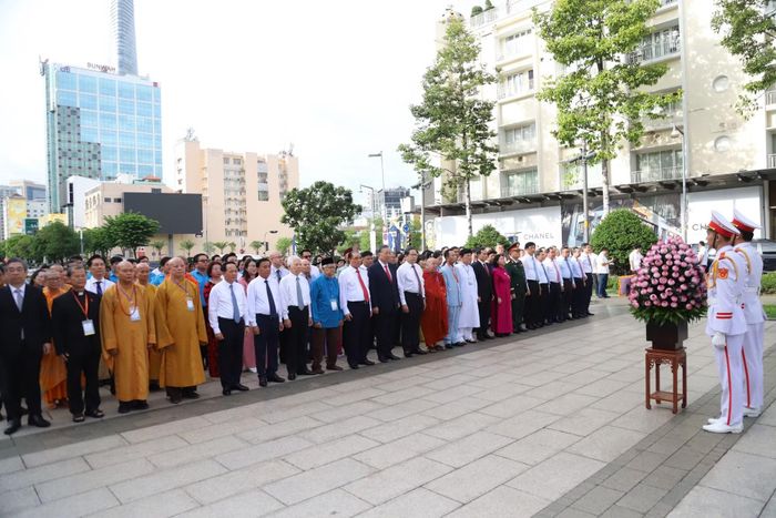 Tổng Bí thư, Chủ tịch nước Tô Lâm cùng đoàn đại biểu Lãnh đạo Đảng, Nhà nước, Ủy ban Trung ương Mặt trận Tổ quốc Việt Nam, cùng lãnh đạo TP Hồ Chí Minh dâng hoa tưởng nhớ Chủ tịch Hồ Chí Minh.