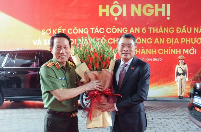 Bộ trưởng Lương Tam Quang tặng hoa chào mừng Thủ tướng Lê Minh Hưng.