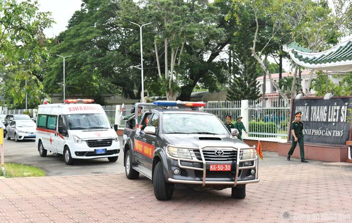 Ban tổ chức vận chuyển mẫu lên xe chuyên dụng đến Cảng hàng không Quốc tế Cần Thơ để chuyển ra Hà Nội.
