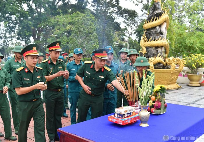 Ban tổ chức dâng hương trước tượng đài Tổ quốc ghi công để tưởng nhớ, tri ân công lao to lớn của các Anh hùng liệt sĩ.