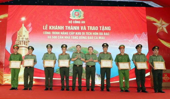 Thứ trưởng Phạm Thế Tùng trao Bằng khen của Bộ Công an tặng các tập thể, cá nhân có thành tích xuất sắc trong triển khai công trình nâng cấp Khu di tích Hòn Đá Bạc và xây dựng 500 căn nhà, chiều 25/6, tại xã Đá Bạc (tỉnh Cà Mau). Ảnh Trần Lĩnh