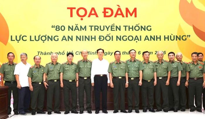 Thượng tướng Phạm Thế Tùng, Ủy viên Trung ương Đảng, Thứ trưởng Bộ Công an và các đồng chí nguyên lãnh đạo Đảng, Nhà nước, nguyên lãnh đạo Bộ Công an cùng đại biểu dự tọa đàm “80 năm truyền thống lực lượng An ninh đối ngoại anh hùng”, do Bộ Công an tổ chức ngày 13/6/2026, tại TP Hồ Chí Minh. Ảnh Đức Thắng