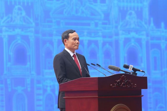 Bí thư Thành ủy TP Hồ Chí Minh Trần Lưu Quang đọc diễn văn Kỷ niệm 50 năm Ngày TP Sài Gòn – Gia Định vinh dự mang tên Chủ tịch Hồ Chí Minh.