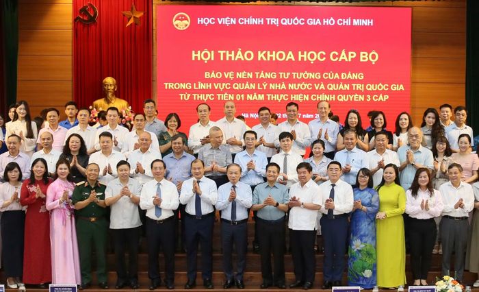 Phó Giám đốc Thường trực Học viện Chính trị quốc gia Hồ Chí Minh Lê Hải Bình, Phó Trưởng Ban Thường trực Ban Tuyên giáo và Dân vận Trung ương Phạm Tất Thắng và các đại biểu dự hội thảo.