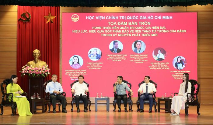 Các nhà khoa học, nhà quản lý và đại biểu tham gia tọa đàm bàn tròn tại hội thảo.