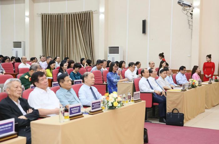 Phó Giám đốc Thường trực Học viện Chính trị quốc gia Hồ Chí Minh Lê Hải Bình, Phó Trưởng Ban Thường trực Ban Tuyên giáo và Dân vận Trung ương Phạm Tất Thắng và các đại biểu dự hội thảo.