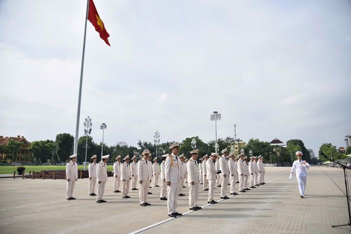 Đoàn đại biểu Cục An ninh chính trị nội bộ xúc động tưởng nhớ và bày tỏ lòng biết ơn vô hạn đối với Chủ tịch Hồ Chí Minh vĩ đại.