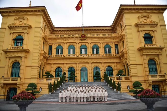 Đoàn đại biểu chụp ảnh lưu niệm tại Phủ Chủ tịch.