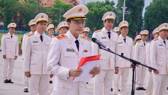 Thiếu tướng Hòa Quang Tưng, Phó Bí thư Đảng ủy, Phó Cục trưởng Cục An ninh chính trị nội bộ báo công dâng Bác.