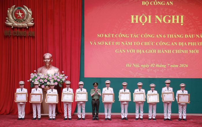 Thừa ủy quyền của Chủ tịch nước, Bộ trưởng Lương Tam Quang trao Huân chương Quân công hạng Nhì tặng 1 cá nhân; trao Huân chương Chiến công hạng Nhất tặng 2 tập thể, 2 cá nhân; trao Huân chương Bảo vệ Tổ quốc hạng Nhất tặng 5 tập thể; trao Huân chương Lao động hạng Nhất tặng 1 cá nhân vì có thành tích xuất sắc.