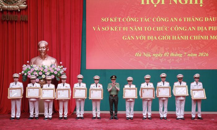 Bộ trưởng Lương Tam Quang trao Huân chương Bảo vệ Tổ quốc hạng Nhất tặng 6 cá nhân; trao Huân chương Chiến công hạng Nhất tặng 5 cá nhân vì đã có thành tích xuất sắc.