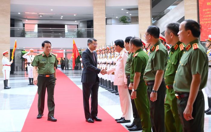 Lãnh đạo Bộ Công an đón Thủ tướng Lê Minh Hưng.